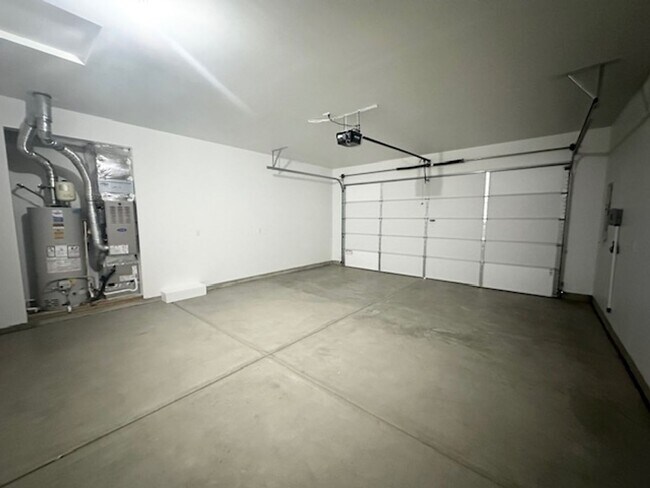 Building Photo - Beautiful 1 year old home available now!