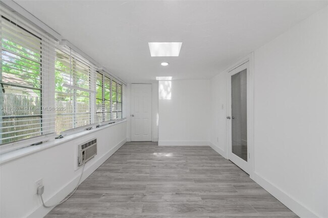 Building Photo - 6290 SW 70th St