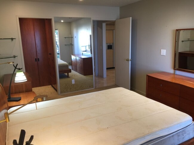 Building Photo - Designer Living in Waterfront Furnished Condo