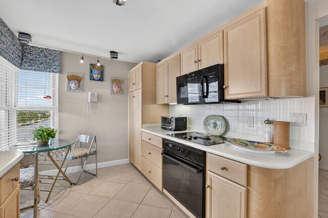 Building Photo - 1021 Hillsboro Mile