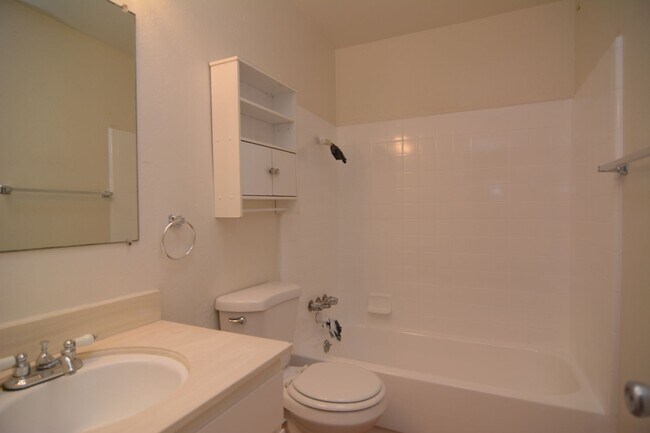 Building Photo - Charming 4 Bedroom 2 Bath Home! Great East...