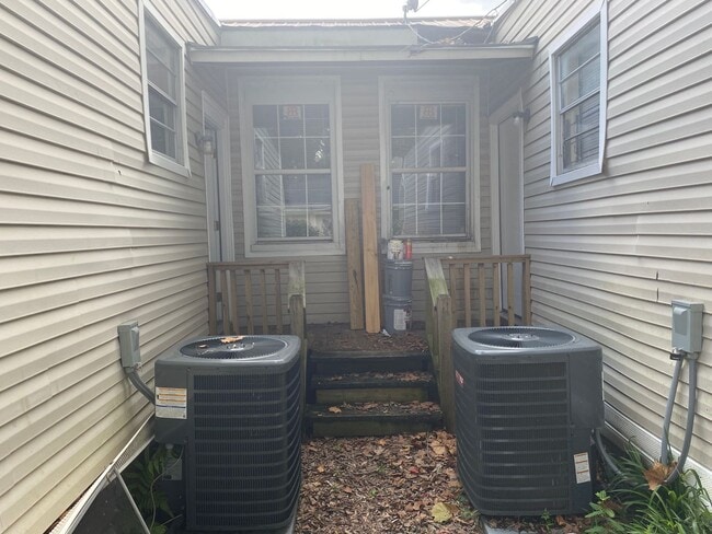 Building Photo - One Bedroom - Great Location