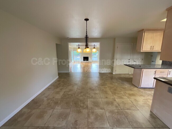 Building Photo - 1426 Ormsby Dr