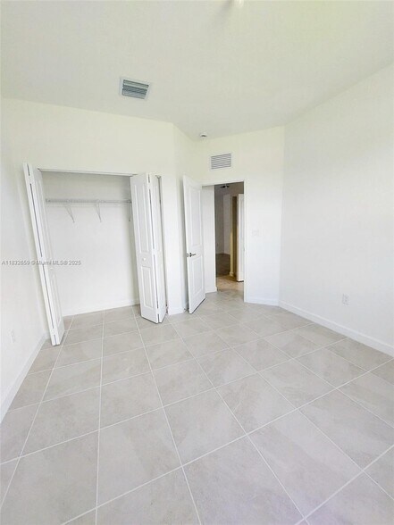 Building Photo - 2942 SE 23rd Ave
