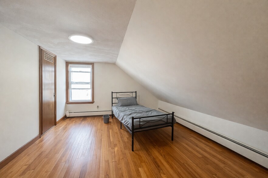 Building Photo - 585 Somerville Ave