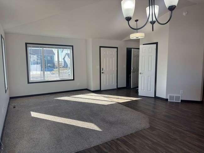 Building Photo - 4 Bed 3 Bath Single Family Home