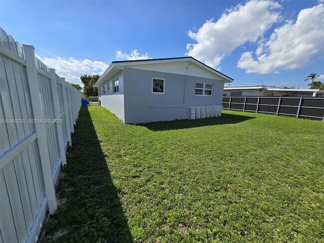 Building Photo - 3245 SW 88th Ct