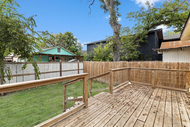 Building Photo - 330 Gem Ln