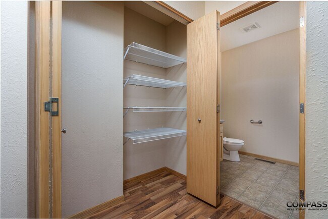 Building Photo - SPACIOUS UPDATED TOWNHOME WITH IN-UNIT LAUNDRY