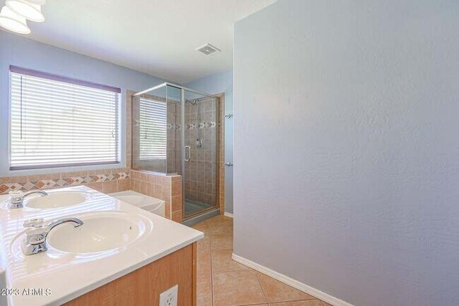 Building Photo - GREAT 3 bed, 2 bath home