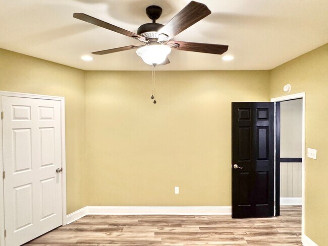 Building Photo - GORGEOUS FORMER MODEL HOME - MINUTES TO QUANTICO