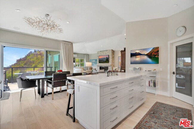 Building Photo - 3859 Rambla Pacifico St