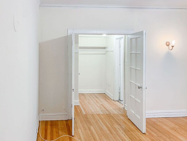 Building Photo - 428 W Surf St