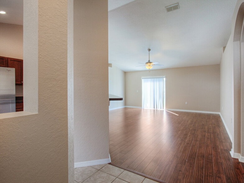 Building Photo - 8364 Greystone Dr