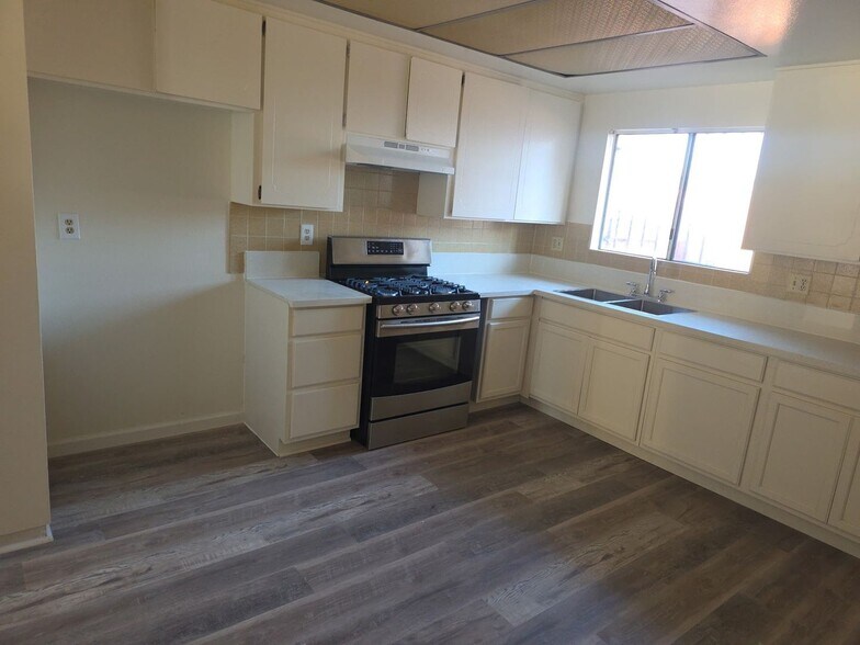Building Photo - 17049 Ivy Ave