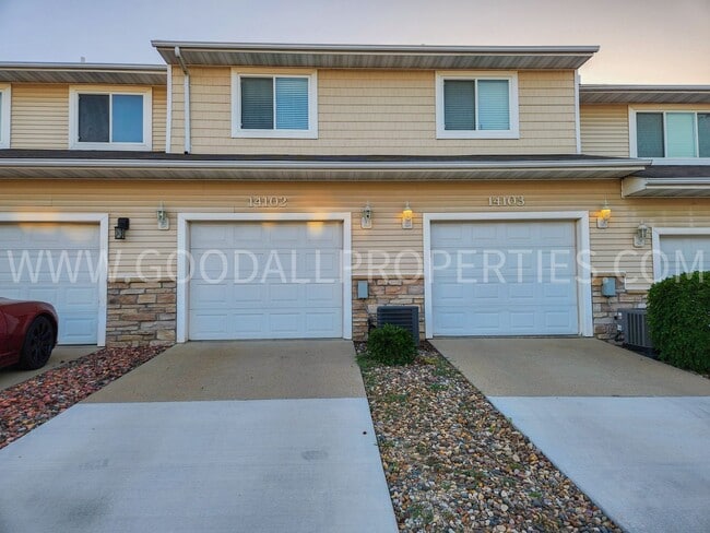 Building Photo - 2 Bedroom 2.5 Bath Townhome In West Des Mo...