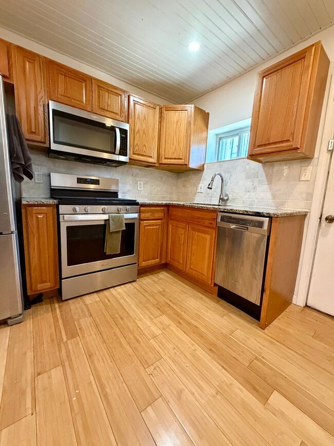 Building Photo - Stunning 3-Bedroom/1.5 Bathroom Townhome in West Passyunk! Available NOW!