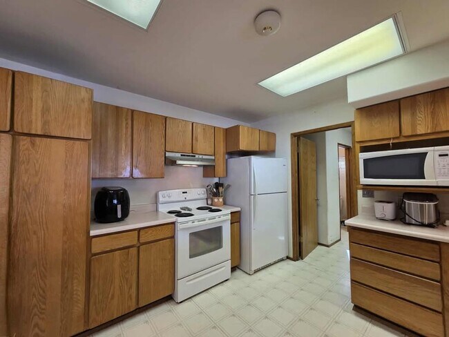 Building Photo - Large 3 Bedroom, 2.5 Bath on Beautiful, HU...