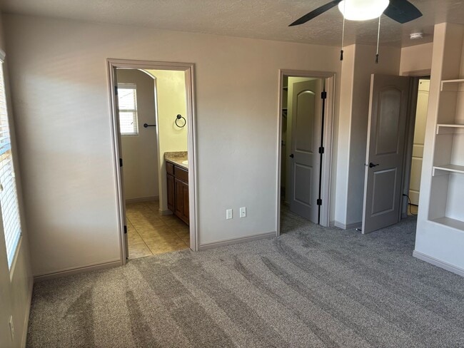 Building Photo - Beautiful 3 bedroom, 2.5 bath  townhome in...
