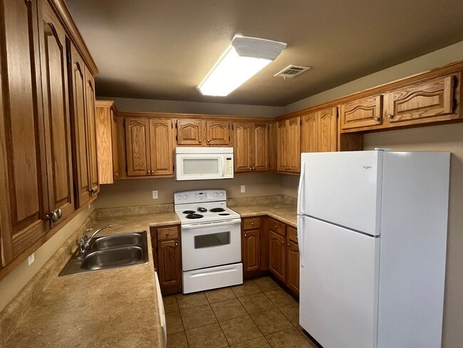 Building Photo - 1528 E 11th Cove