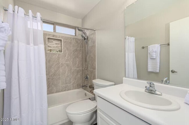 Building Photo - 1362 E 10th St