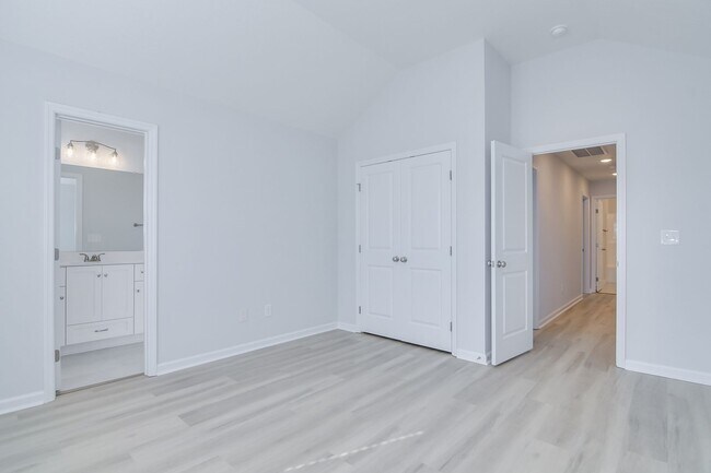 Building Photo - Like New Home - 4 Bed 3 Bath