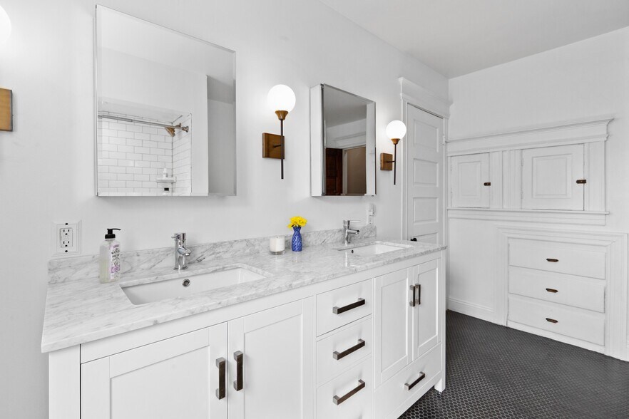 Building Photo - 1531 Vinewood St