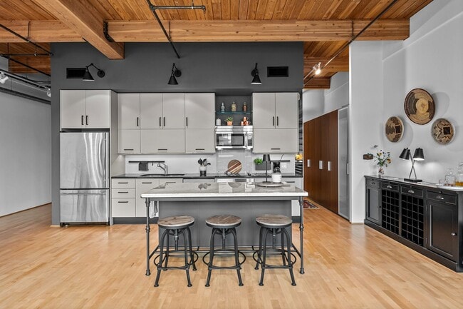 Building Photo - Gorgeous One Bedroom Luxury Condo in Ballp...