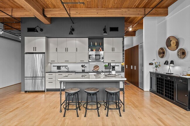Building Photo - Gorgeous One Bedroom Luxury Condo in Ballpark!