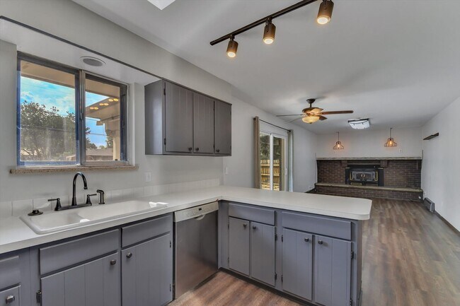 Building Photo - Beautiful, Bright & Move-In Ready Ranch in Desirable West Arvada