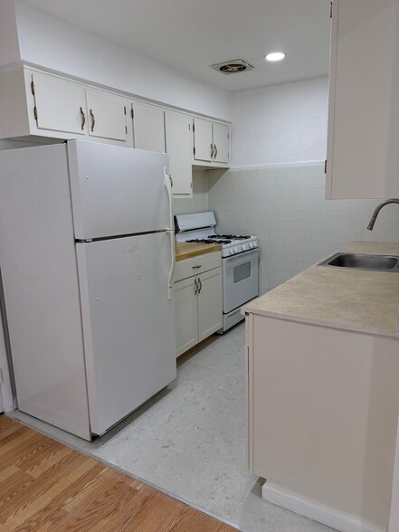 Building Photo - 202 12th St