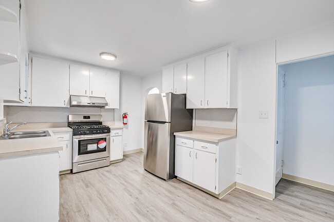 Building Photo - 64 Boltin St