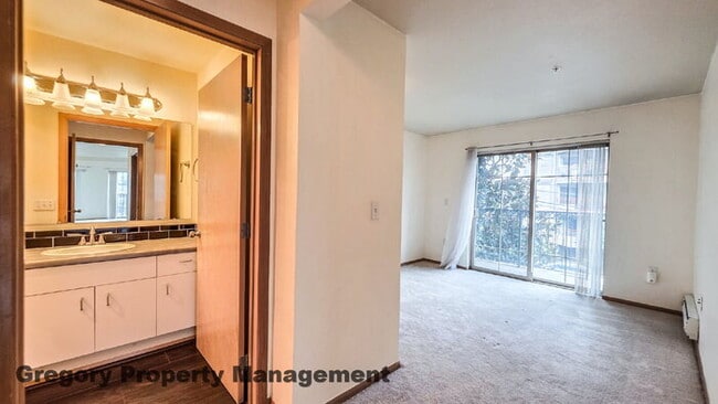 Building Photo - Sunny Capitol Hill 2 BR 1.5 BA Condo with Garage Parking Included & Skyline Views!