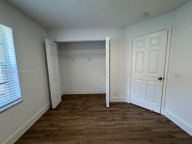 Building Photo - 4273 Fox Ridge Dr