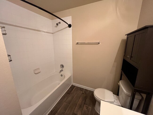 Building Photo - Perfect 3/2.5 - Tall Ceilings and in Immac...