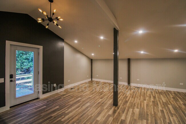 Building Photo - 3494 River Rd