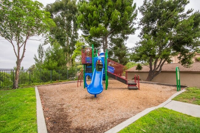Building Photo - 2 Bedroom, 2 Bath, Downstairs Condo!