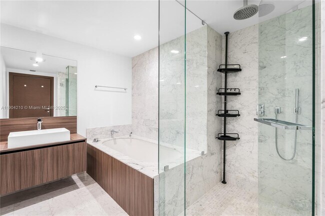 Building Photo - 1000 Brickell Plaza