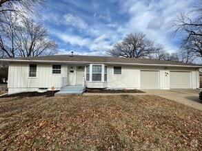 Building Photo - HUGE BACKYARD!!