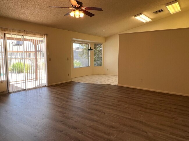 Building Photo - Low-Maintenance Living with Private Pool in Chandler