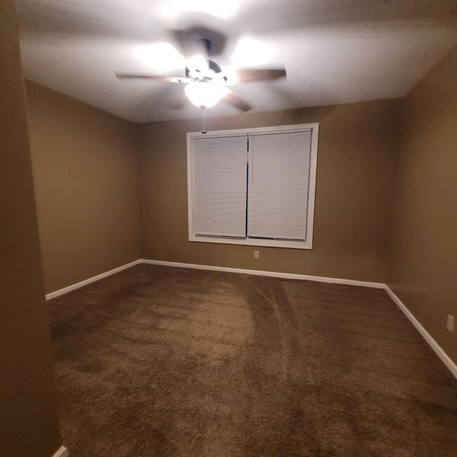 Building Photo - $1099 - 4 bed 2 bath - Single Family Home