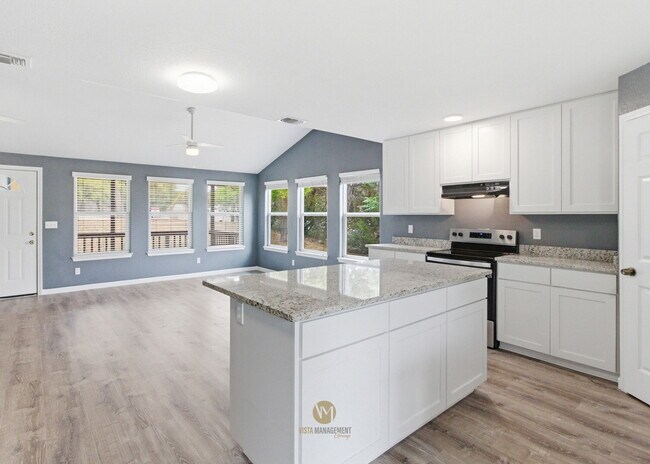 Building Photo - 3-bedroom, 2-bath home nestled in the Rolling Hills subdivision in Canyon Lake