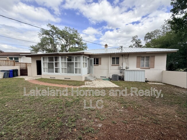 Building Photo - 3115 Buckingham Ave