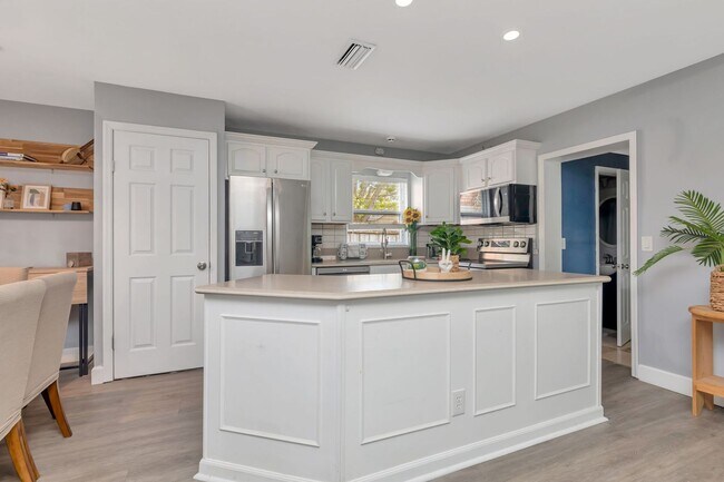 Building Photo - 3 BEDROOM 2 BATHROOM POOL HOME LOCATED IN ST. PETERSBURG