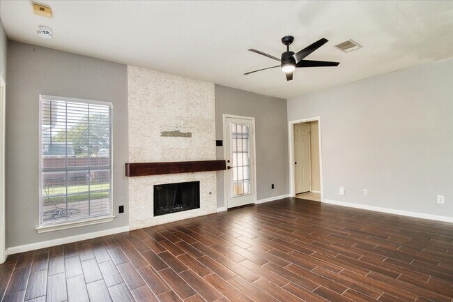 Building Photo - "Charming 4-Bedroom Home with 3 Full Baths in Prime Carrollton Location – Spacious 2338 Sq Ft!"
