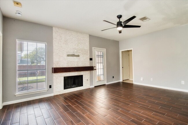 Building Photo - "Charming Carrollton Retreat: Spacious 4-Bed Home with Granite Touches & Cozy Fireplace!"