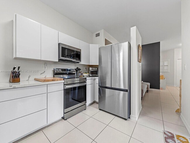 Building Photo - 15533 N Miami Lakeway