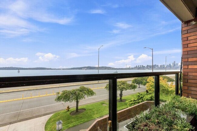 Building Photo - Enormous Waterfront Alki Condo w/ Stunning Views