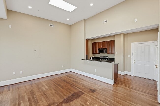 Building Photo - Columbia Heights Penthouse Condo | 1 Bed | 1 Bath | 600 Sf