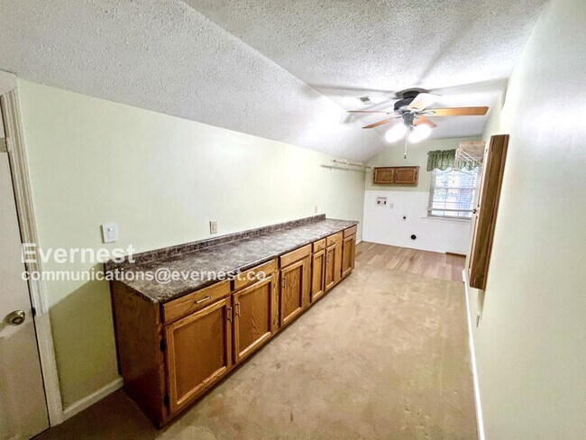 Building Photo - Beautiful 4 Bed & 2.5 Bath Home in Hixson ...